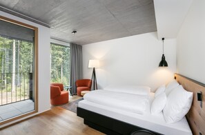 Seprai premium, brankas, meja kerja, dan ruang kerja ramah laptop