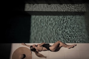 Piscine extérieure, parasols de plage, chaises longues