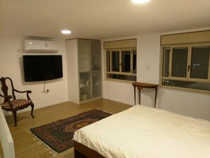 1 bedroom, in-room safe, desk, soundproofing - Jerusalem Mountains Apartment (Har Adar)