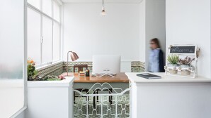 A bright room with a desk, computer, and a 'Welcome' sign. - The Bohemian Place (Aveiro)