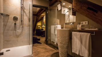 Deluxe Double Room | Bathroom | Shower, free toiletries, hair dryer, bathrobes