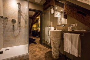 Deluxe Double Room | Bathroom - Farmerhaus-Lodge (Gross-Umstadt)
