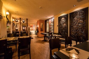 Petit déjeuner continental (14 EUR par personne)