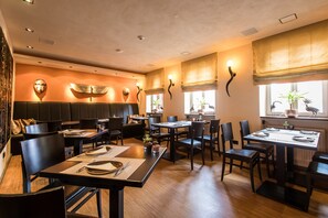 Desayuno continental diario (EUR 14 por persona)