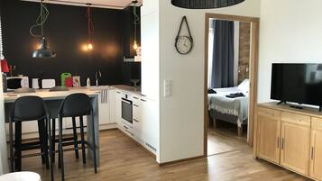 Superior-huoneisto, piha-alue (A 15) | Yksityinen keittiö | Täysikokoinen jääkaappi, mikroaaltouuni, uuni, liesi