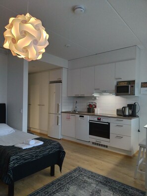 City Studio (A 13) | Private kitchen | Full-size fridge, microwave, oven, stovetop - The Harbour Apartments (Jyväskylä)