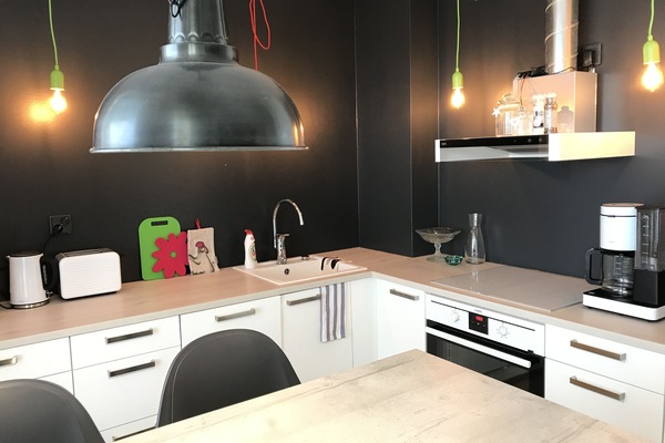 Cafetera/tetera, refrigerador con freezer, microondas, horno