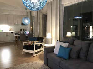 Căn hộ Exclusive, phòng tắm hơi, quang cảnh sân vườn (A 33) | 1 phòng ngủ, bàn, khu vực làm việc phù hợp cho laptop, phòng cách âm