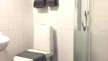 Een douche, gratis toiletartikelen, een haardroger, handdoeken