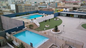 屋顶游泳池