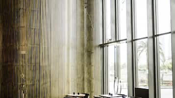 供应早餐、午餐和晚餐,地方菜,花园景观