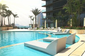 Outdoor pool, pool umbrellas, pool loungers - YOHO Hollywood Roosevelt Hotel (Taipa)