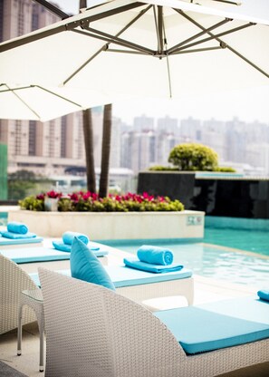 Outdoor pool, pool umbrellas, sun loungers - YOHO Hollywood Roosevelt Hotel (Taipa)
