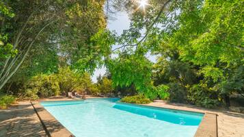 Piscina externa, espreguiçadeiras