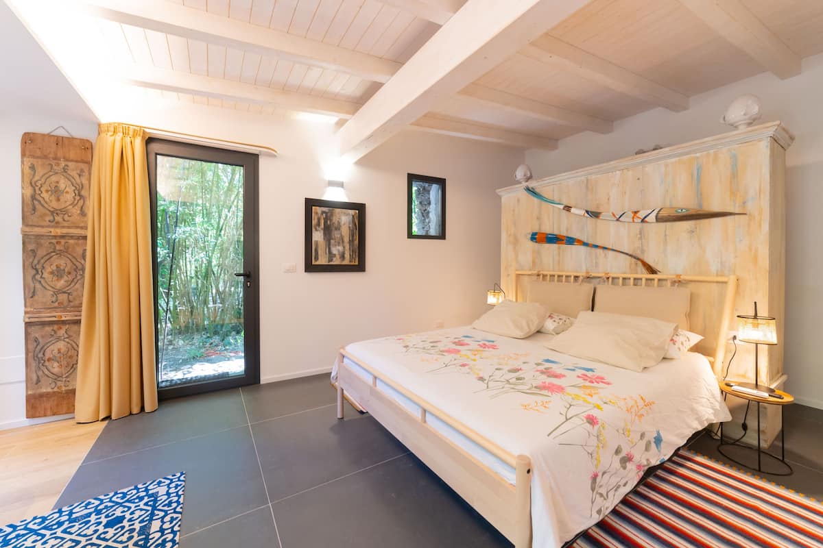 Deluxe Apartment, 1 Bedroom, Garden View (4 pax) | Desk, bed sheets