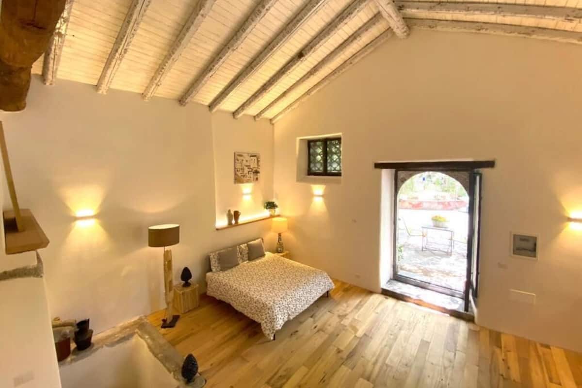 Junior Room | Desk, bed sheets