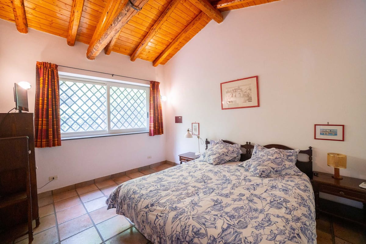 Standard Apartment, 1 Bedroom (4 pax) | Desk, bed sheets