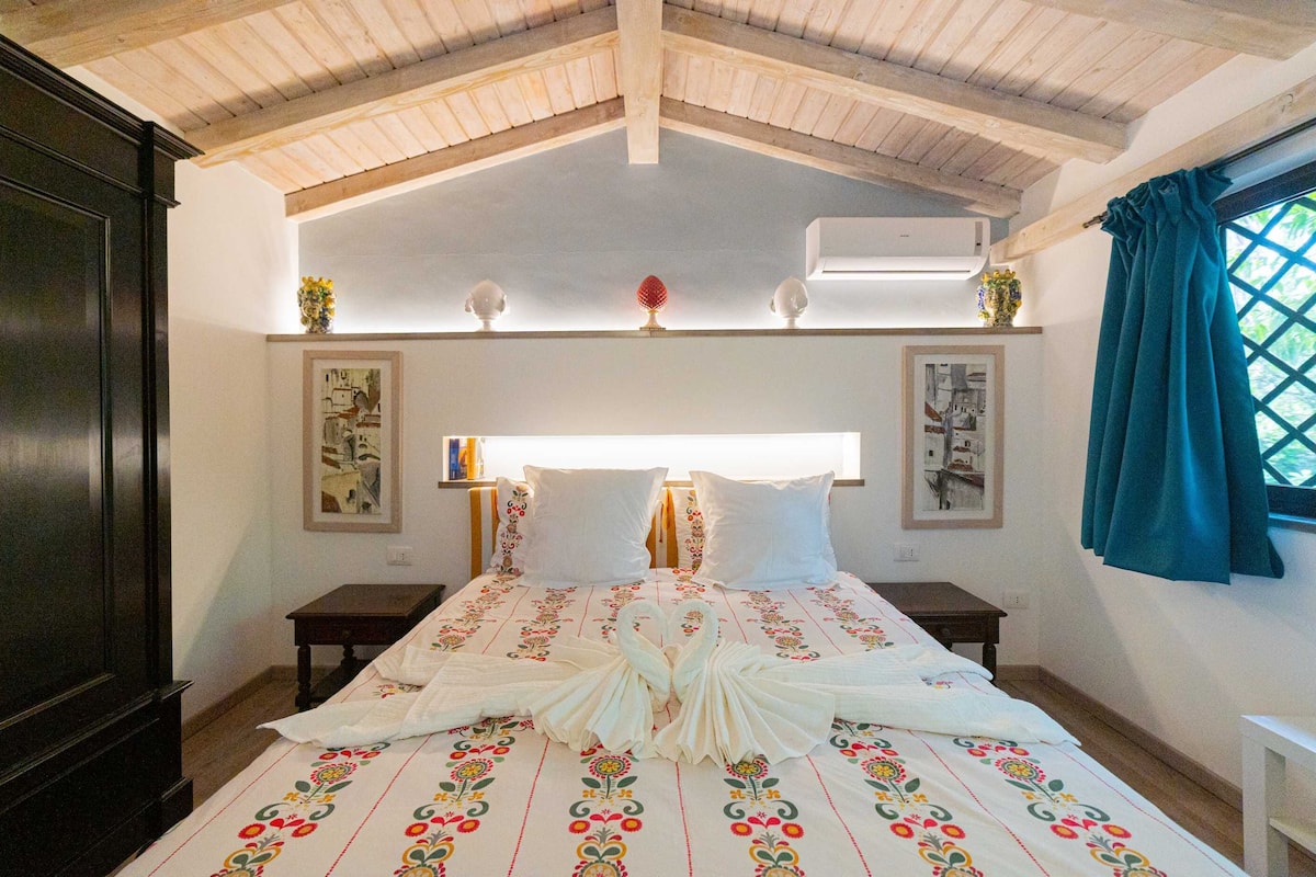 Desk, bed sheets