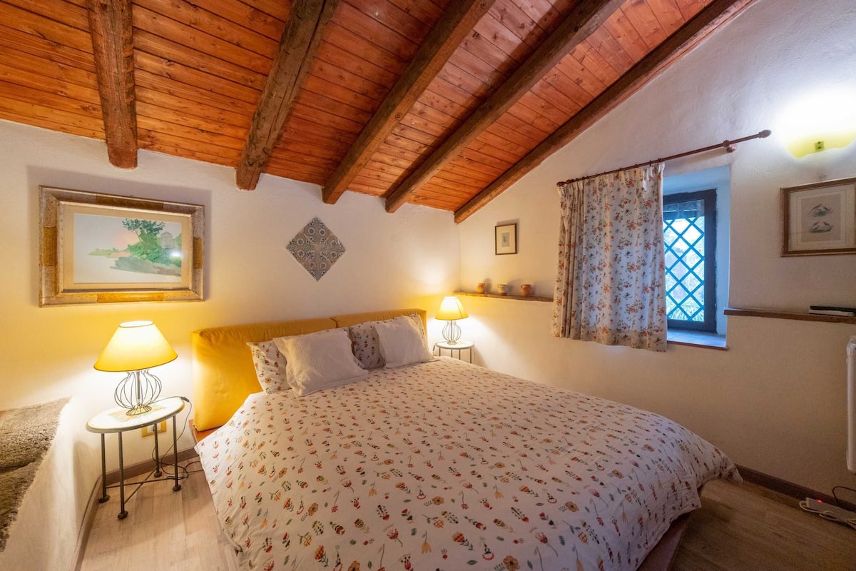 Habitación doble clásica, 1 cama Queen size | 1 habitación, escritorio, ropa de cama y acceso para silla de ruedas