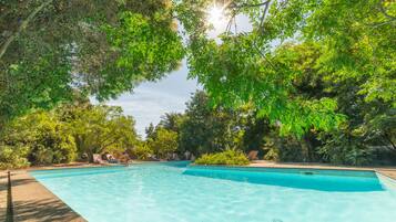 Piscina externa, espreguiçadeiras