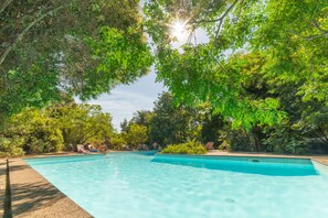 Utendørsbasseng og solsenger