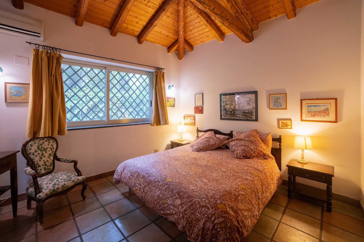 Family Apartment, 1 Bedroom (4 pax) | Desk, bed sheets