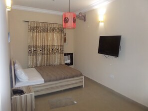 Superior Room, 1 Queen Bed | Desk, free WiFi