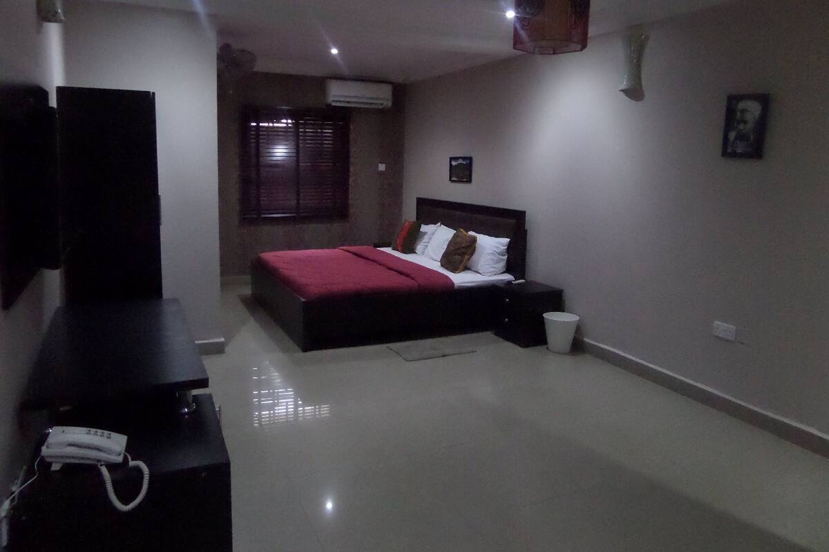 Executive Room, 1 King Bed | Desk, free WiFi