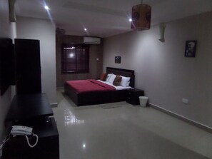 Executive Room, 1 King Bed | Desk, free WiFi