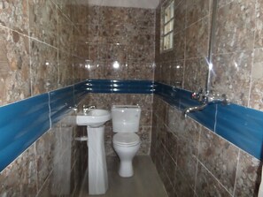 Executive Room, 1 King Bed | Bathroom | Shower, rainfall showerhead, free toiletries, towels