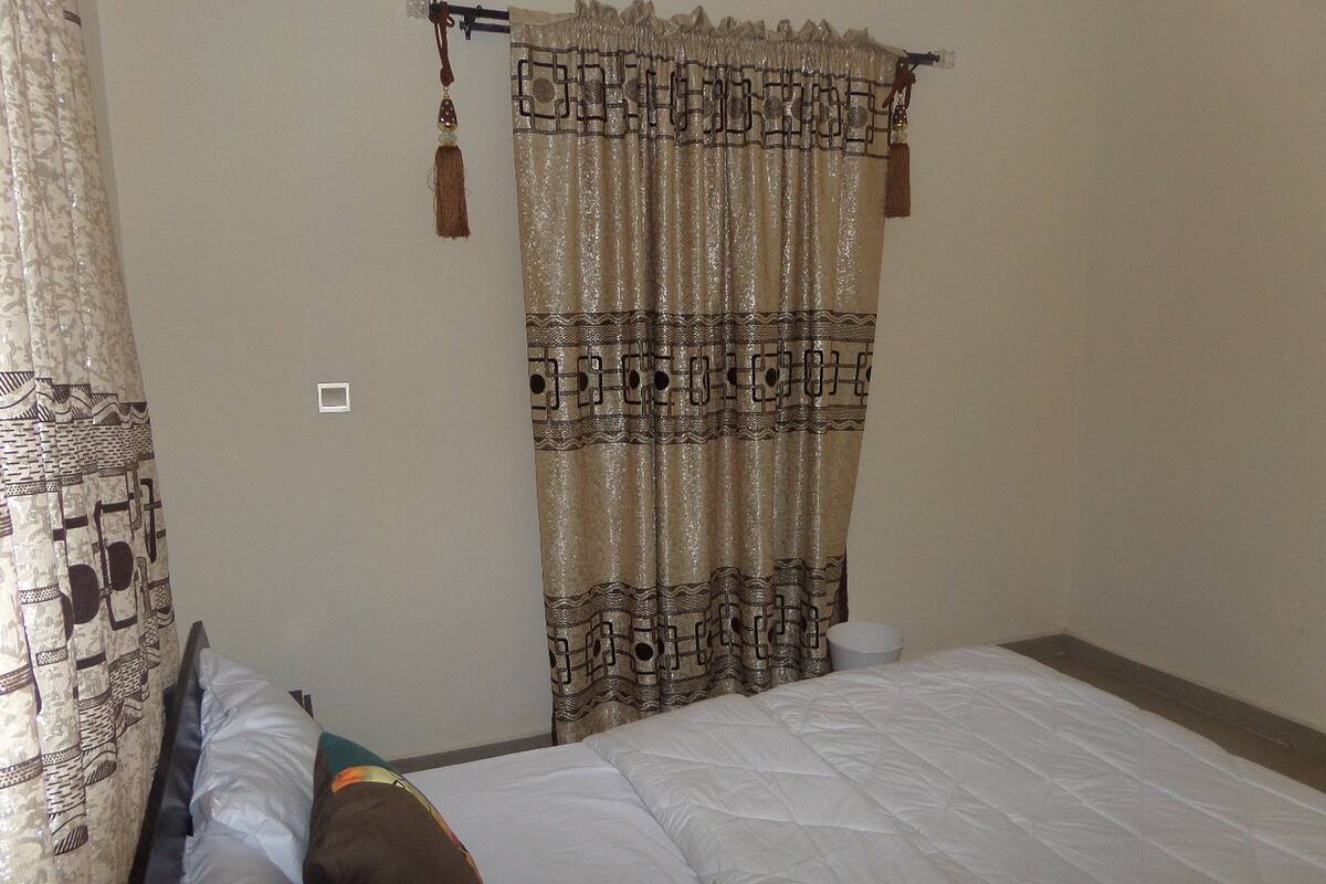 Standard Room, 1 Queen Bed | Desk, free WiFi