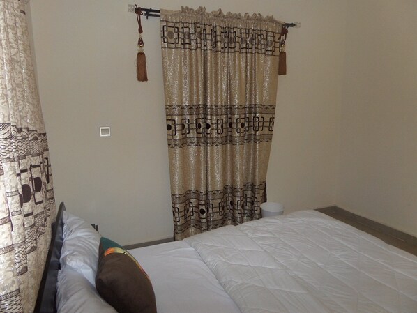 Standard Room, 1 Queen Bed | Desk, free WiFi