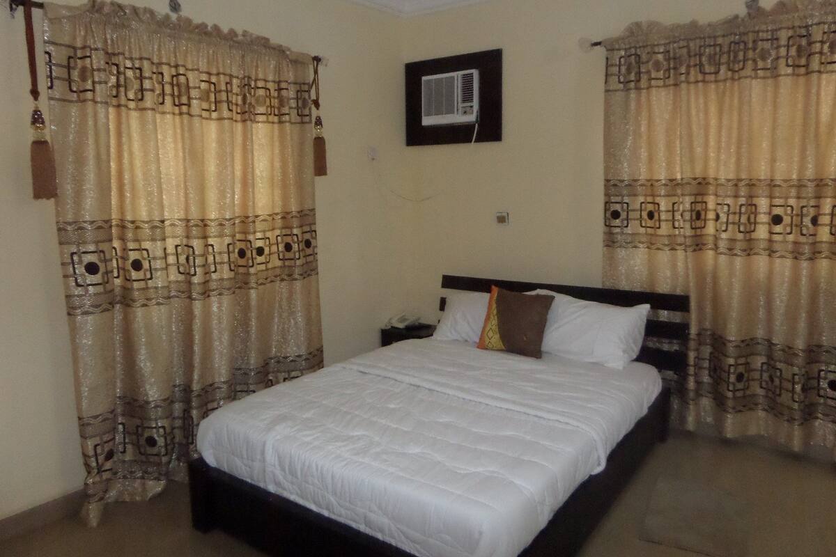 Deluxe Room, 1 Queen Bed | Desk, free WiFi
