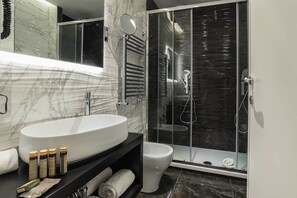 Camera Deluxe | Bagno | Doccia, set di cortesia gratuito, asciugacapelli, pantofole