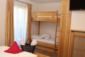Standard Quadruple Room | Desk, free rollaway beds, free WiFi, bed sheets - Pension Widmann (Moso in Passiria)