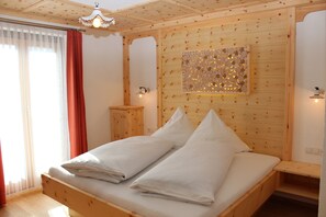 Escritorio, wifi gratis y ropa de cama 