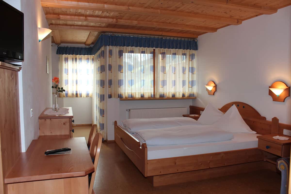 Family Double Room, Bathtub, Valley View | Desk, free WiFi, bed sheets