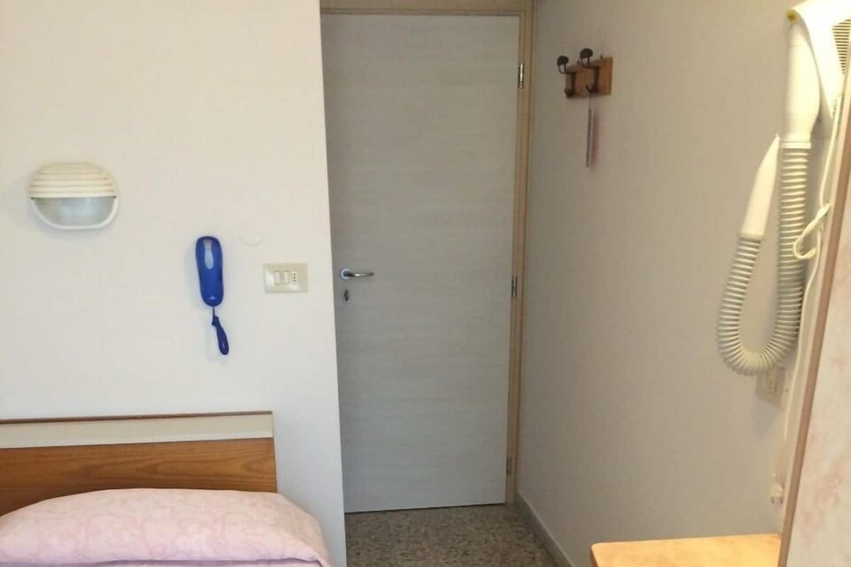 Single Room | In-room safe, desk, soundproofing, free WiFi