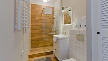 Bañera, artículos de tocador gratuitos, secador de pelo, toallas