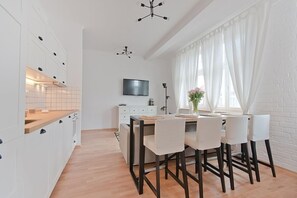 Apartment (Classic III by Hampton) | Private kitchen | Fridge, microwave, oven, stovetop - Imperial Apartments - Classic (Sopot)
