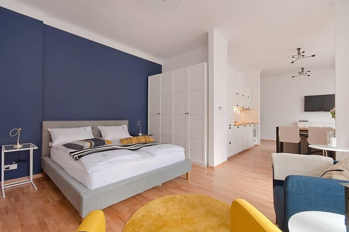 Apartment (Classic III by Hampton) | 1 bedroom, iron/ironing board, free WiFi, bed sheets