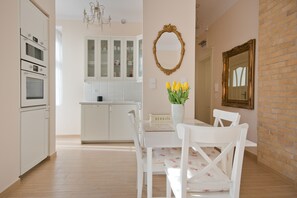 Apartment (Classic) | Shared kitchen | Fridge, microwave, oven, stovetop - Imperial Apartments - Classic (Sopot)