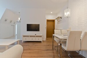 تلفزيون بشاشة مسطحة