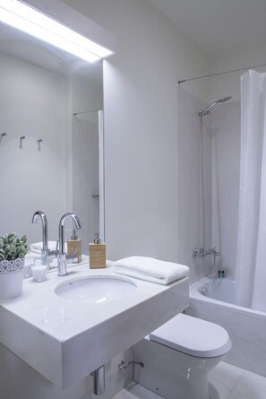 Grand Double Room, External Private Bathroom | Bagno | Set di cortesia gratuito, asciugacapelli, asciugamani