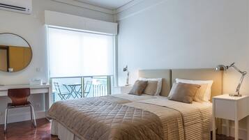 Habitación doble, baño compartido | Caja fuerte, escritorio, cunas gratuitas y camas supletorias