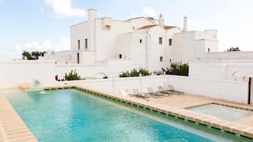 Piscine extérieure (ouverte en saison), parasols de plage