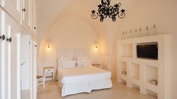 Classic Double or Twin Room | Minibar, in-room safe, individually decorated, individually furnished