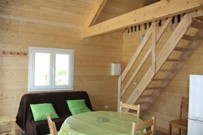 Cottage, 3 Bedrooms | In-room dining