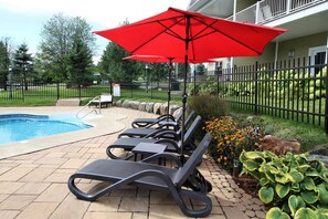 Ulkouima-allas, aurinkotuoleja