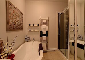 Condo, 1 Bedroom (204) | Bathroom | Separate bathtub and shower, deep-soaking bathtub - Condo le 204 Champlain (Bromont)